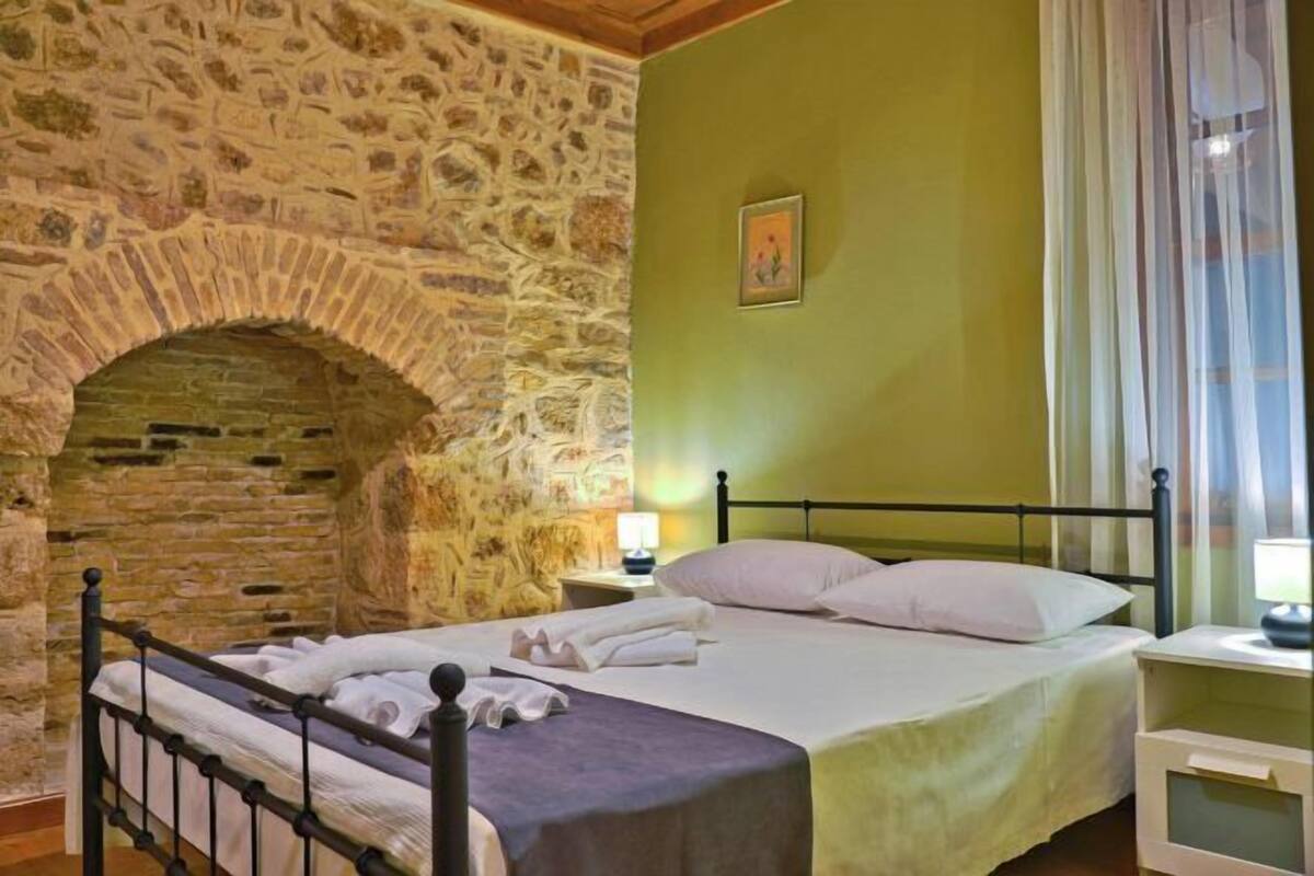 Minibar, blackout drapes, WiFi (free), bed sheets