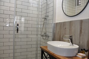 Dusj, regndusjhode, miljøvennlige toalettsaker og hårføner