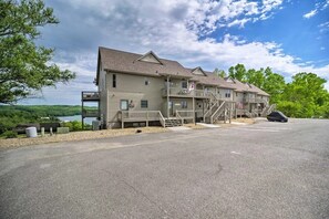 Exterior - Awesome views of Norris Lake & the Greens at Deerfield from this lakeview condos (LaFollette)
