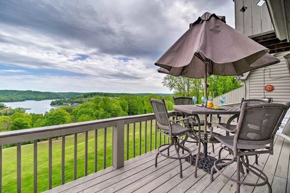 Outdoor dining - Awesome views of Norris Lake & the Greens at Deerfield from this lakeview condos (LaFollette)