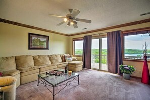 Smart TV, DVD player, books - Awesome views of Norris Lake & the Greens at Deerfield from this lakeview condos (LaFollette)