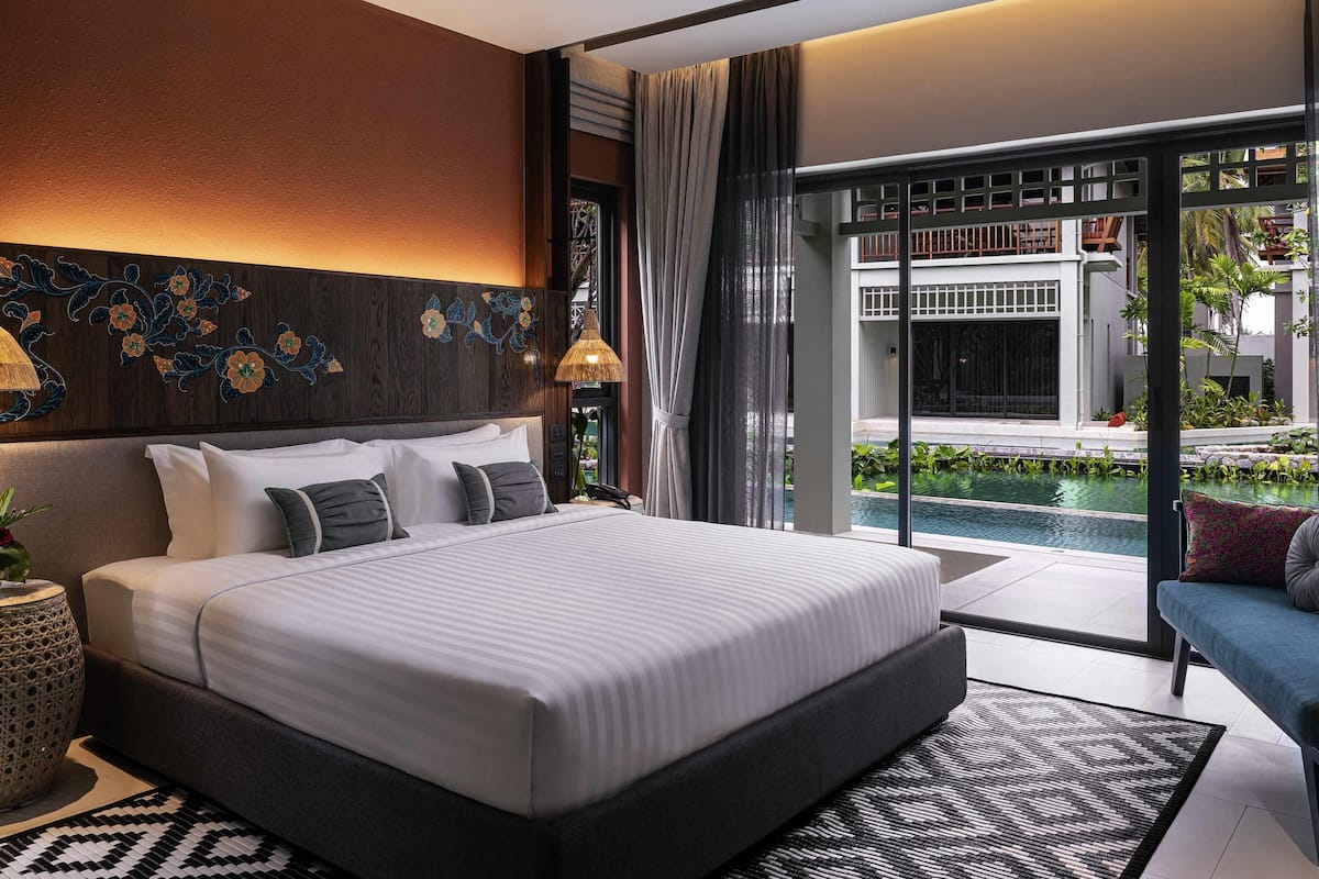 deluxe room, 1 king bed, pool access | premium bedding, minibar, individually decorated, individually furnished