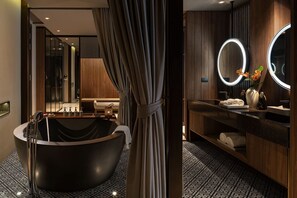 豪華套房, 1 張特大雙人床和 1 張沙發床 | 浴室 | 環保盥洗用品、吹風機、浴袍、拖鞋