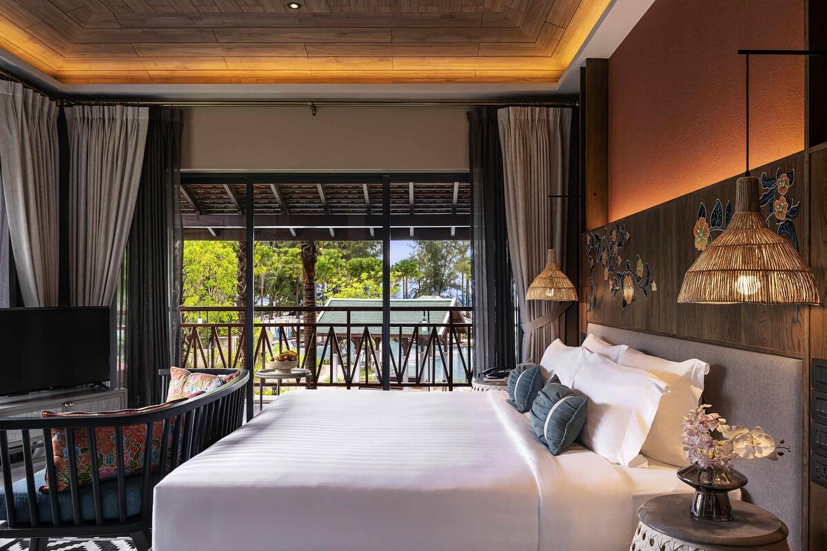 deluxe room, 1 king bed | premium bedding, minibar, individually decorated, individually furnished