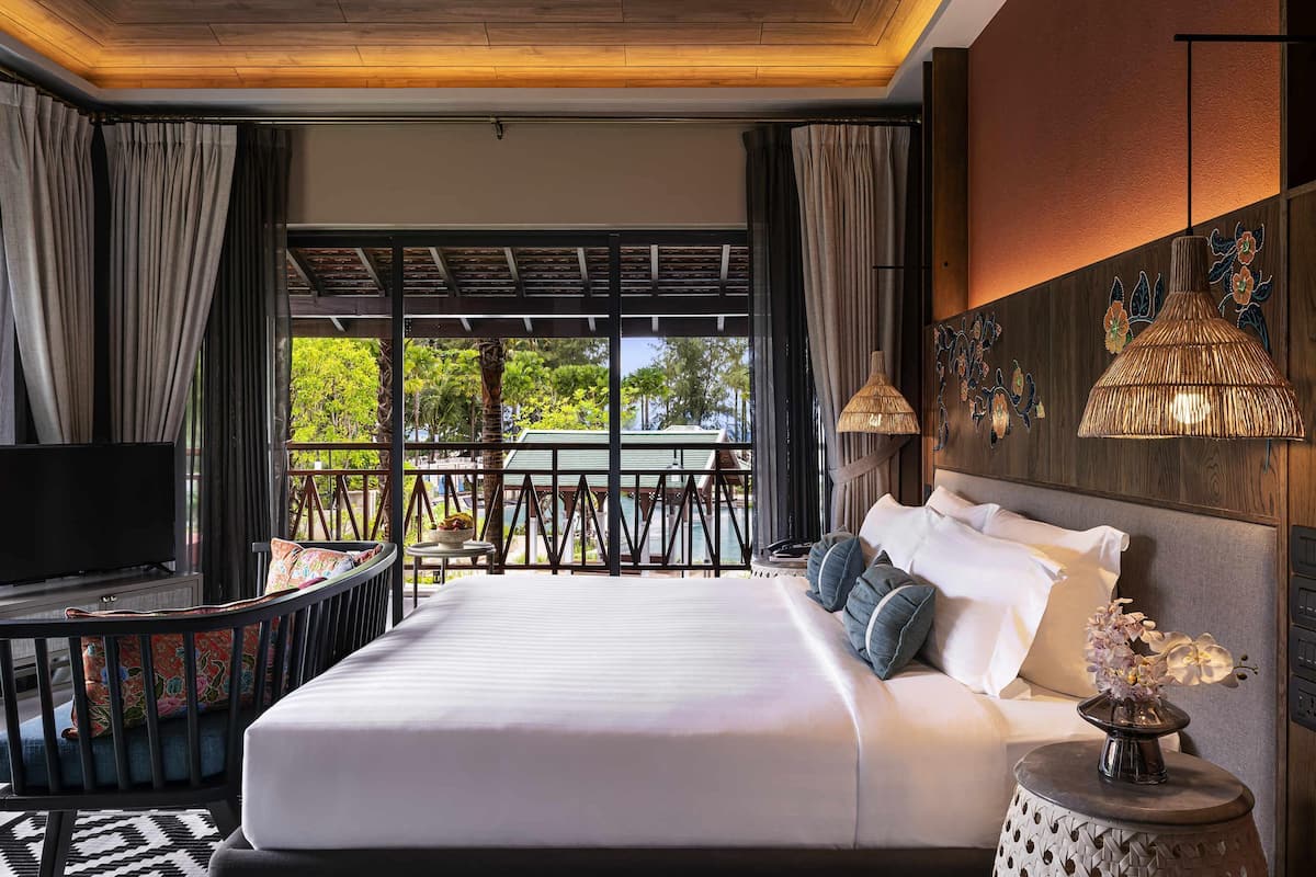 Deluxe Room, 1 King Bed | Premium bedding, minibar, individually decorated, individually furnished