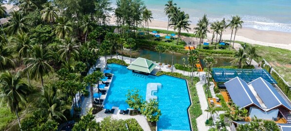 Private beach, white sand, sun loungers, beach umbrellas - Grand Mercure Khao Lak Bangsak (Takua Pa)