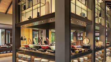 Lunch och middag serveras, njut av de goda smakerna frÄn barbecue.