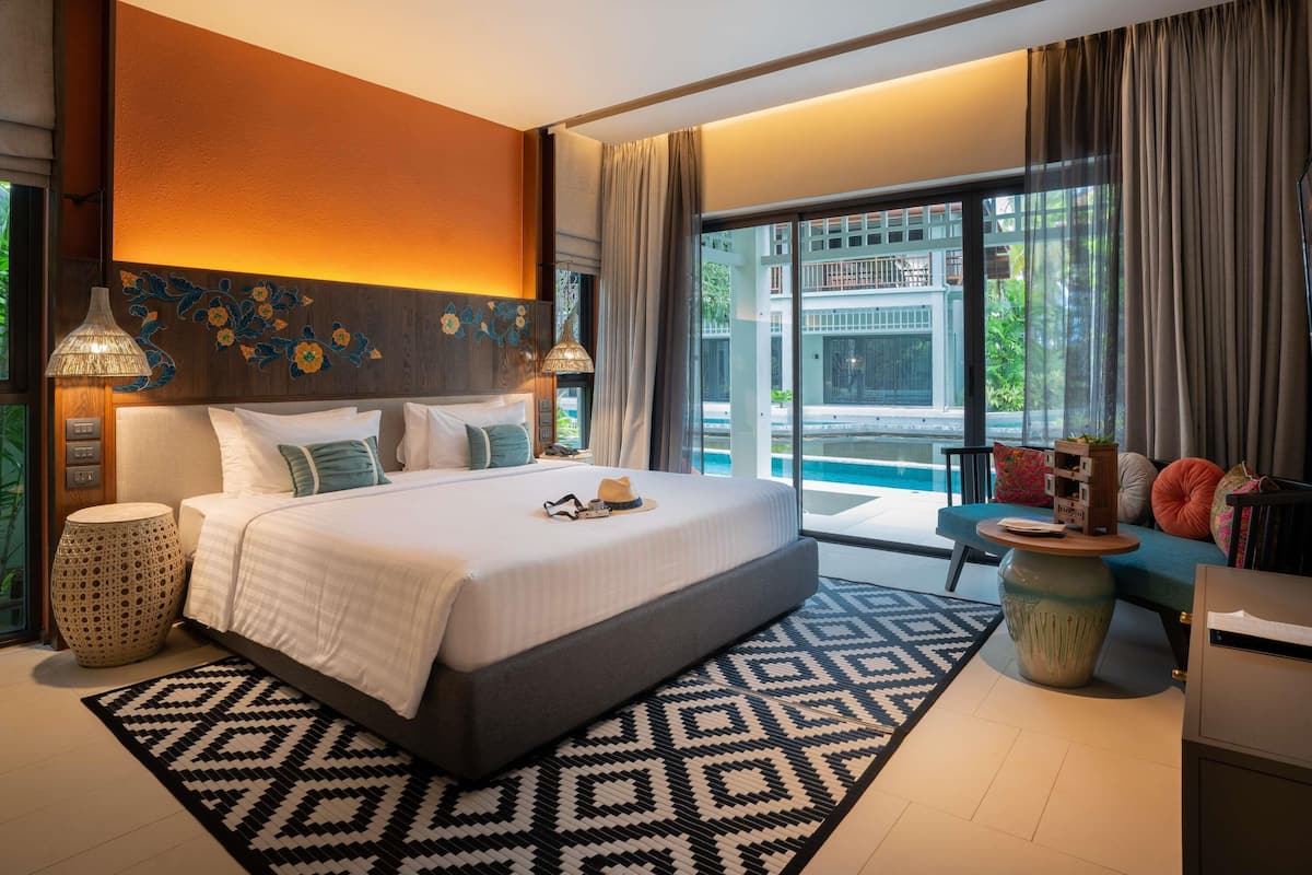 Deluxe Room, 1 King Bed, Pool Access