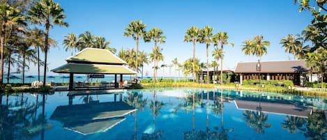 3 piscines extérieures