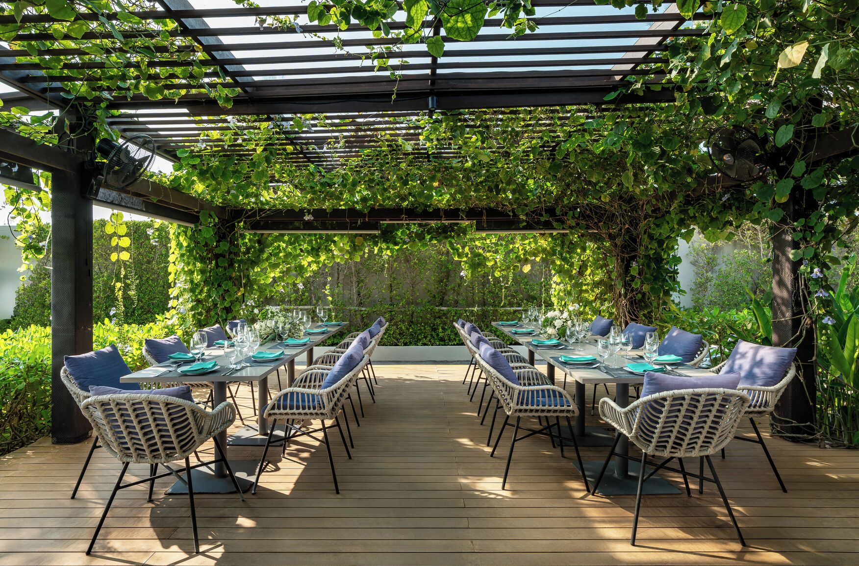 lunch and dinner served, barbecue