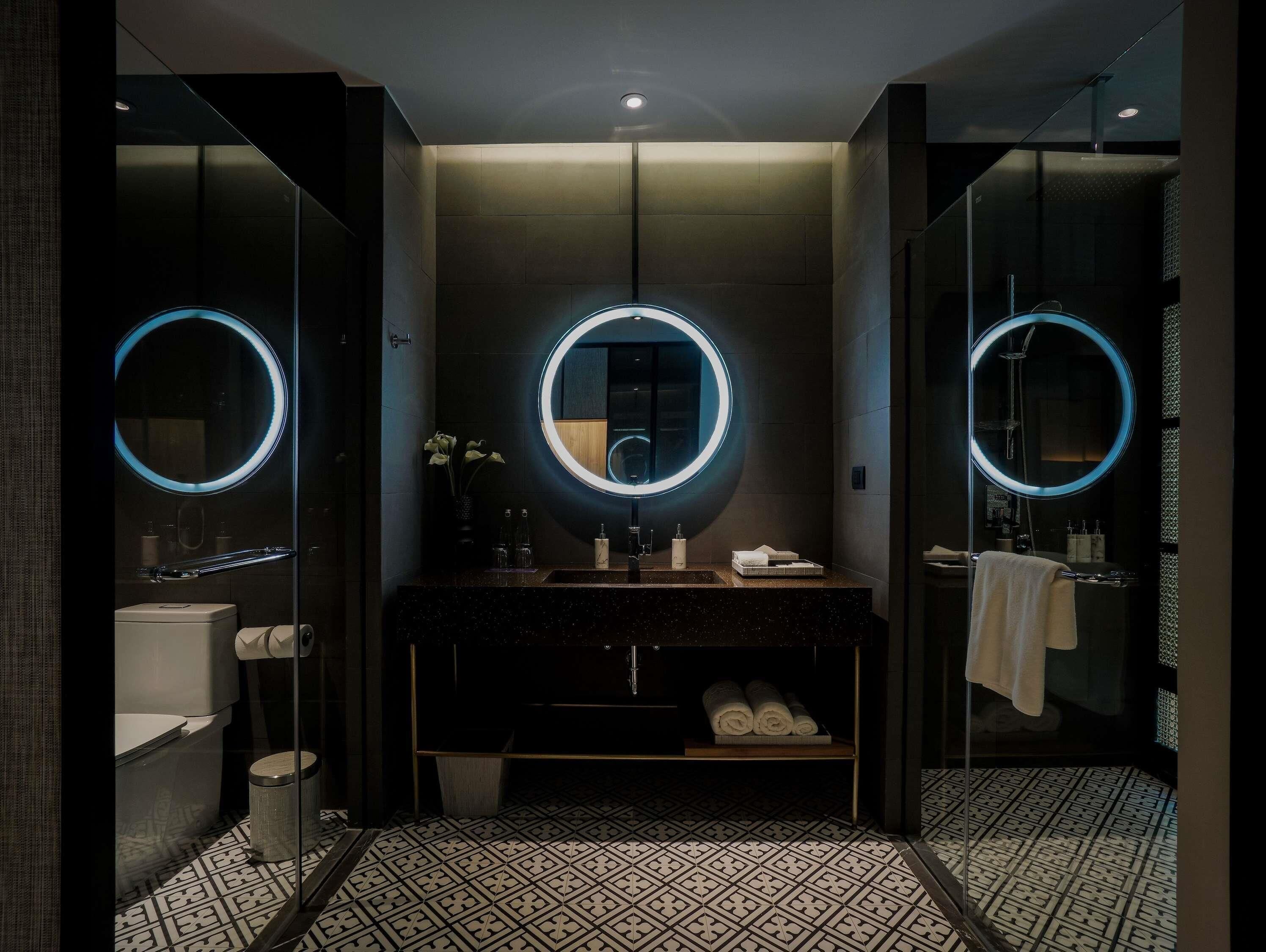 Un baño moderno con tocador, inodoro y zona de ducha.