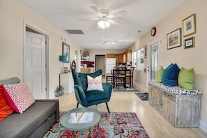TV - River Hideaway Retreat (Southport)