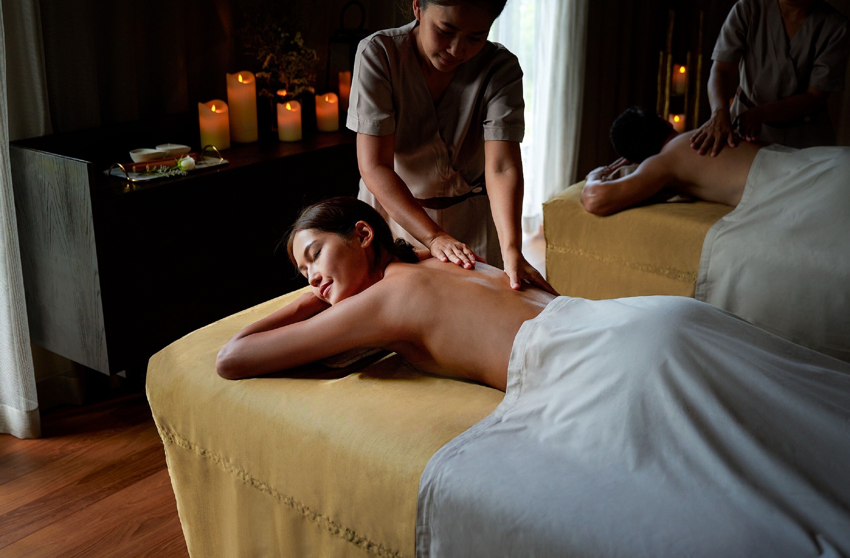 Salas de tratamiento para parejas, una bañera de hidromasaje