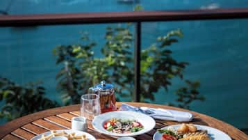 Desayuno buffet diario (THB 1500 por persona)