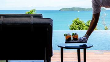 AuĂenpool, geöffnet von 07:00 Uhr bis 19:00 Uhr, Sonnenschirme