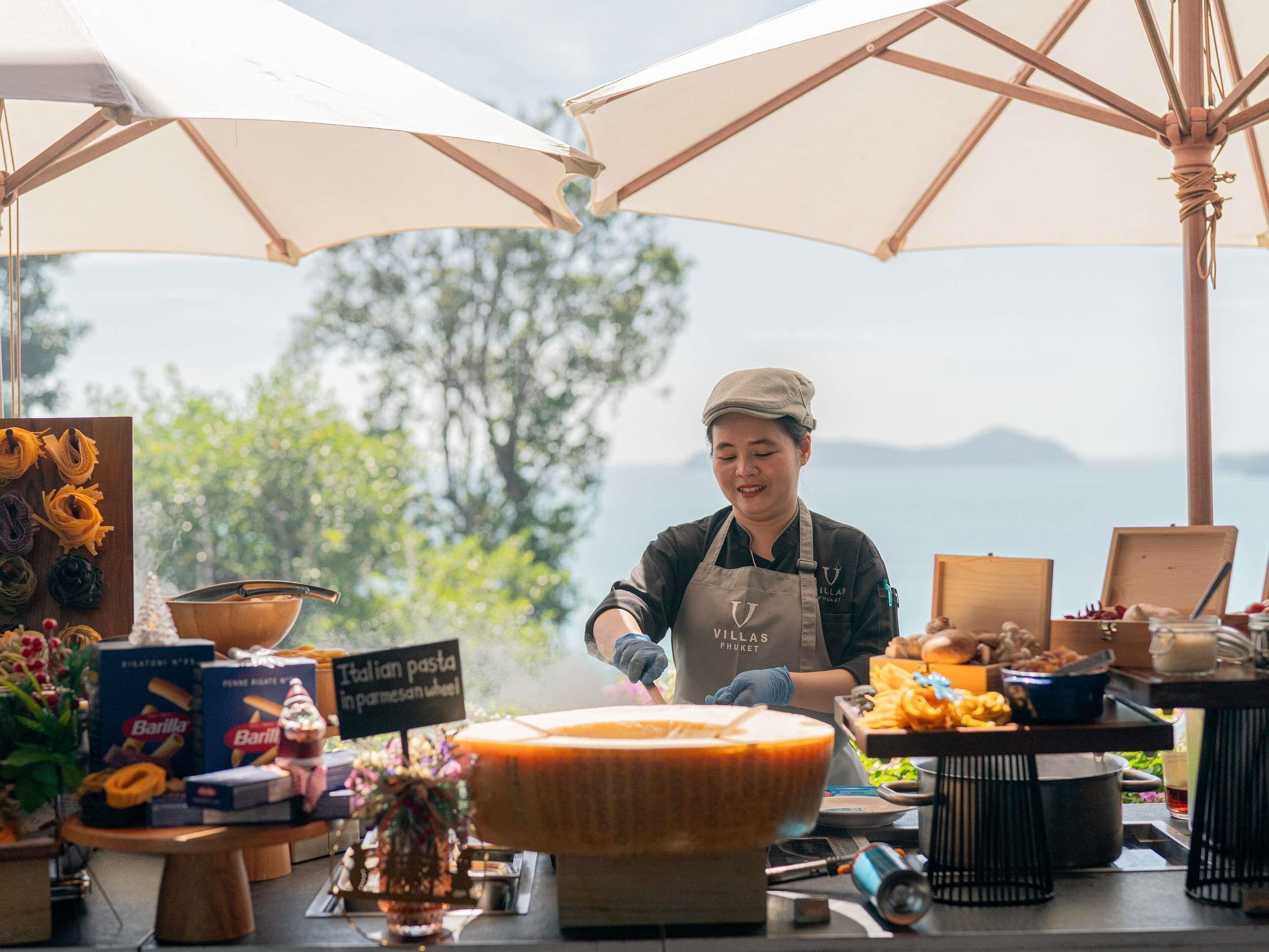 Breakfast, lunch, dinner served; sea views 