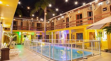 Piscina externa, barracas de cortesia, guarda-sóis