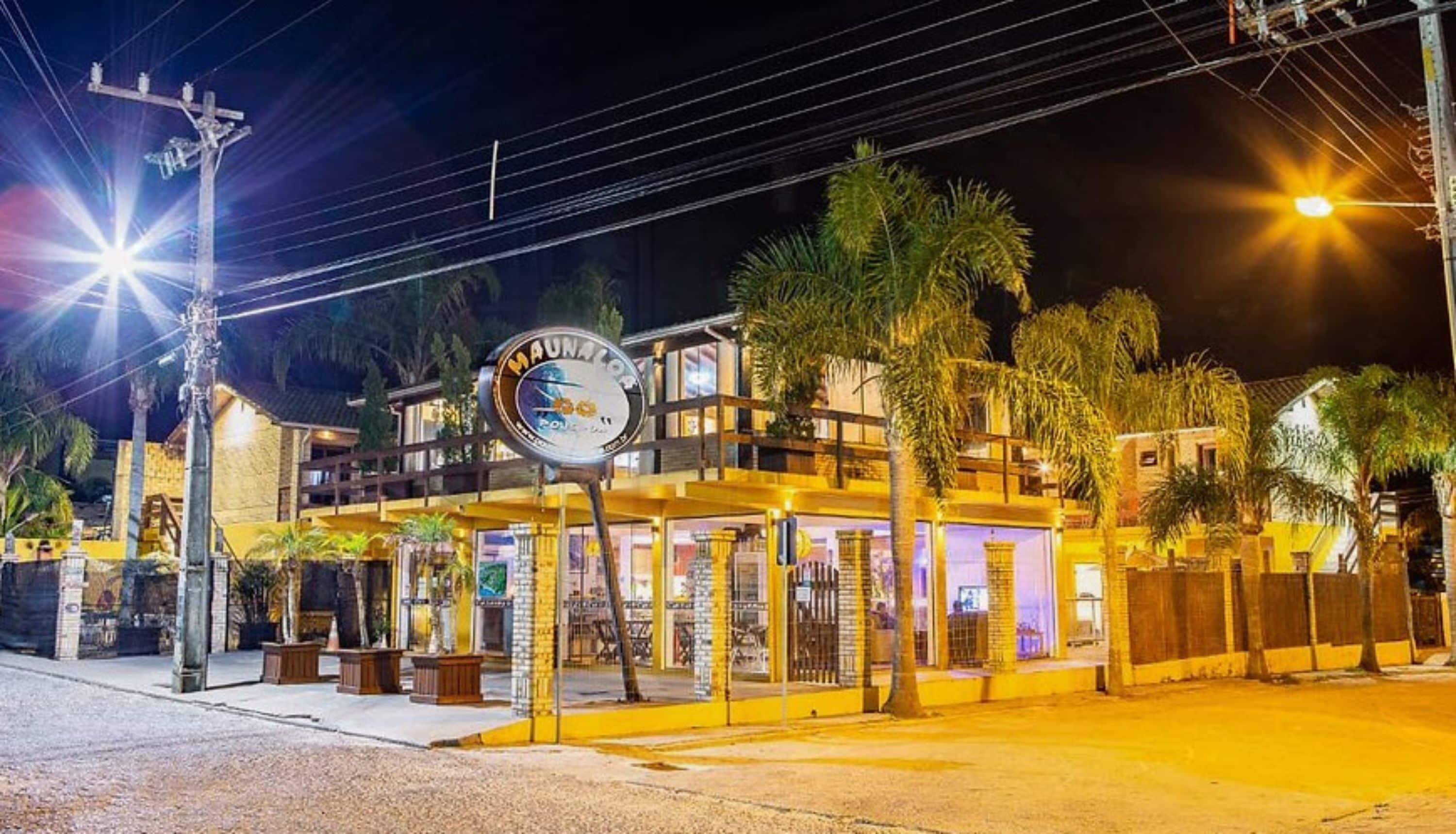 Vista frontal de la propiedad por la tarde o noche