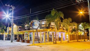 Fassade der Unterkunft – Abend/Nacht