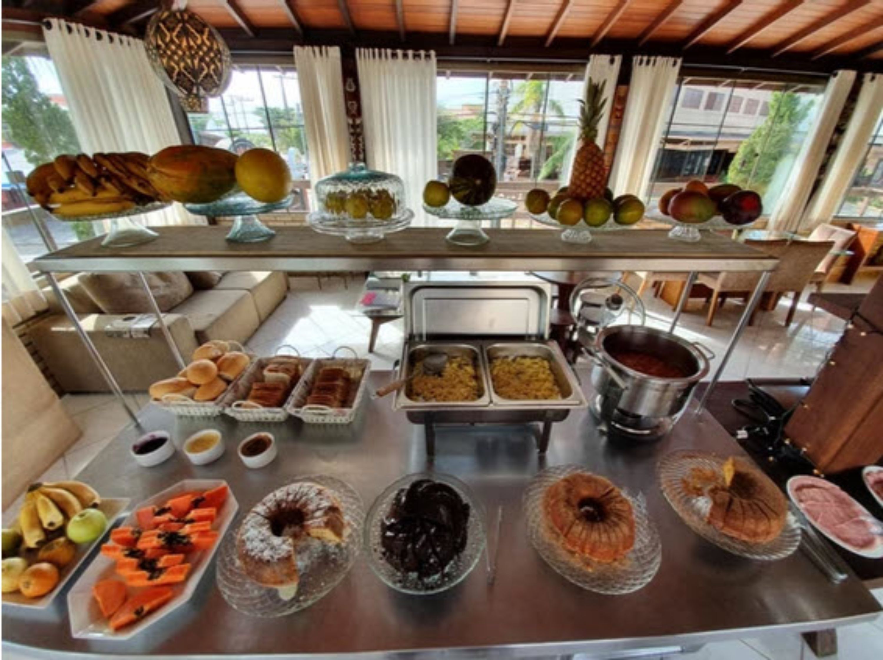 Ein reichhaltiges Buffet mit verschiedenen Speisen und Getränken.