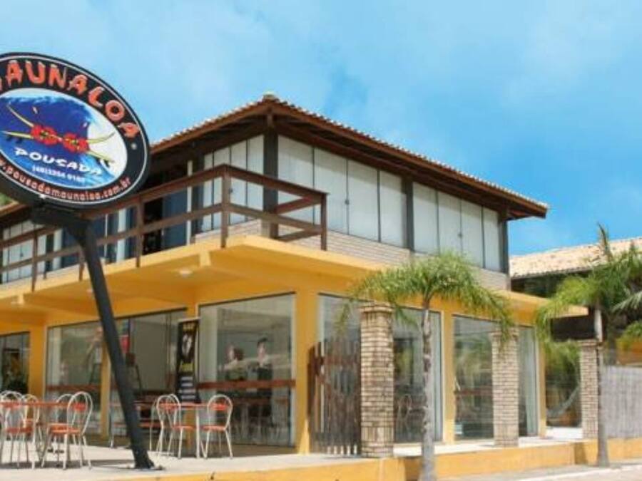 A building with a sign reading "MAUNALOA POUCA DE BOUQUET".