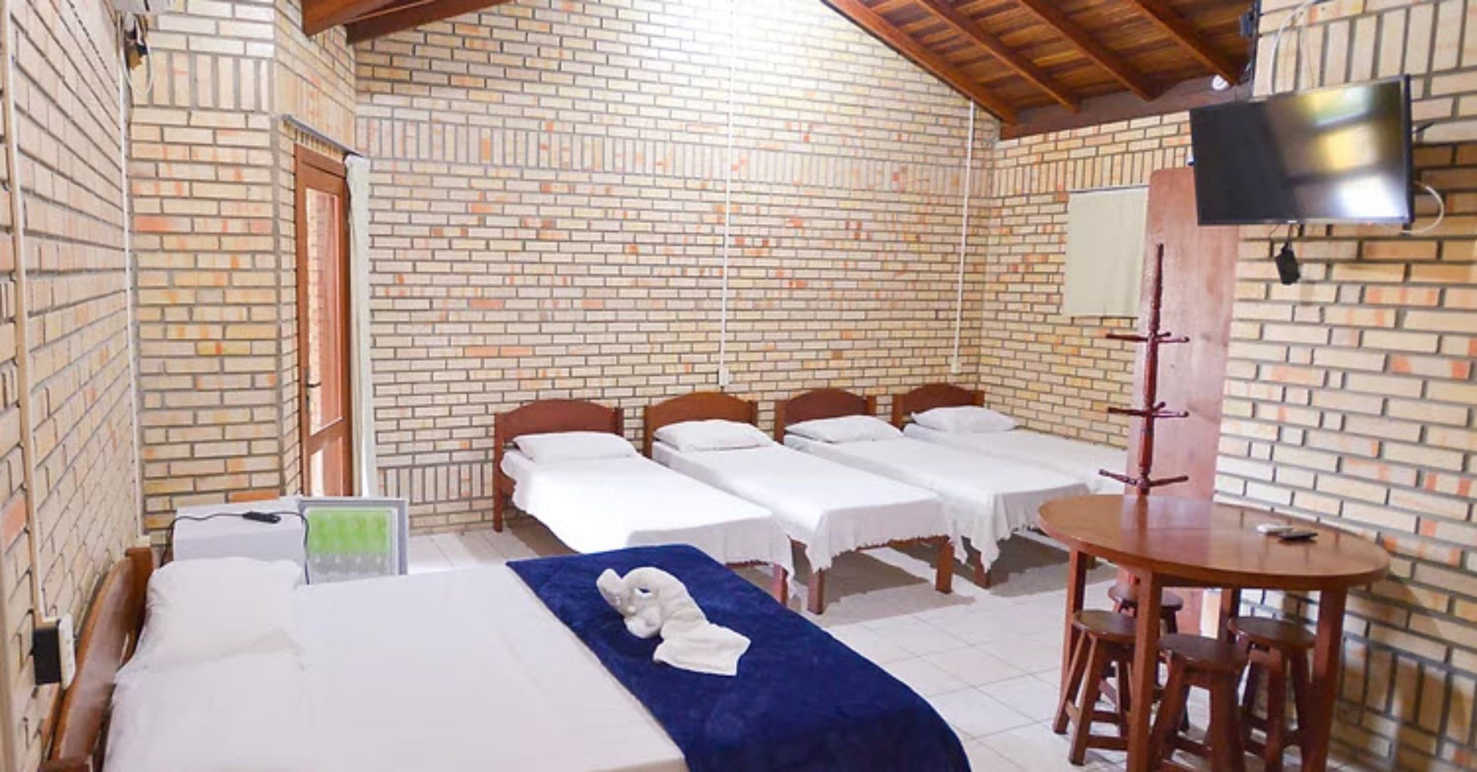 Frigobar, cortinas blackout, ferros/tábuas de passar roupa