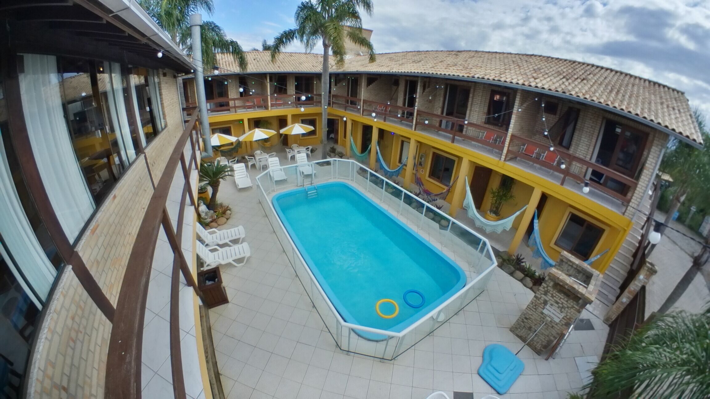 Piscina externa, barracas de cortesia, guarda-sóis