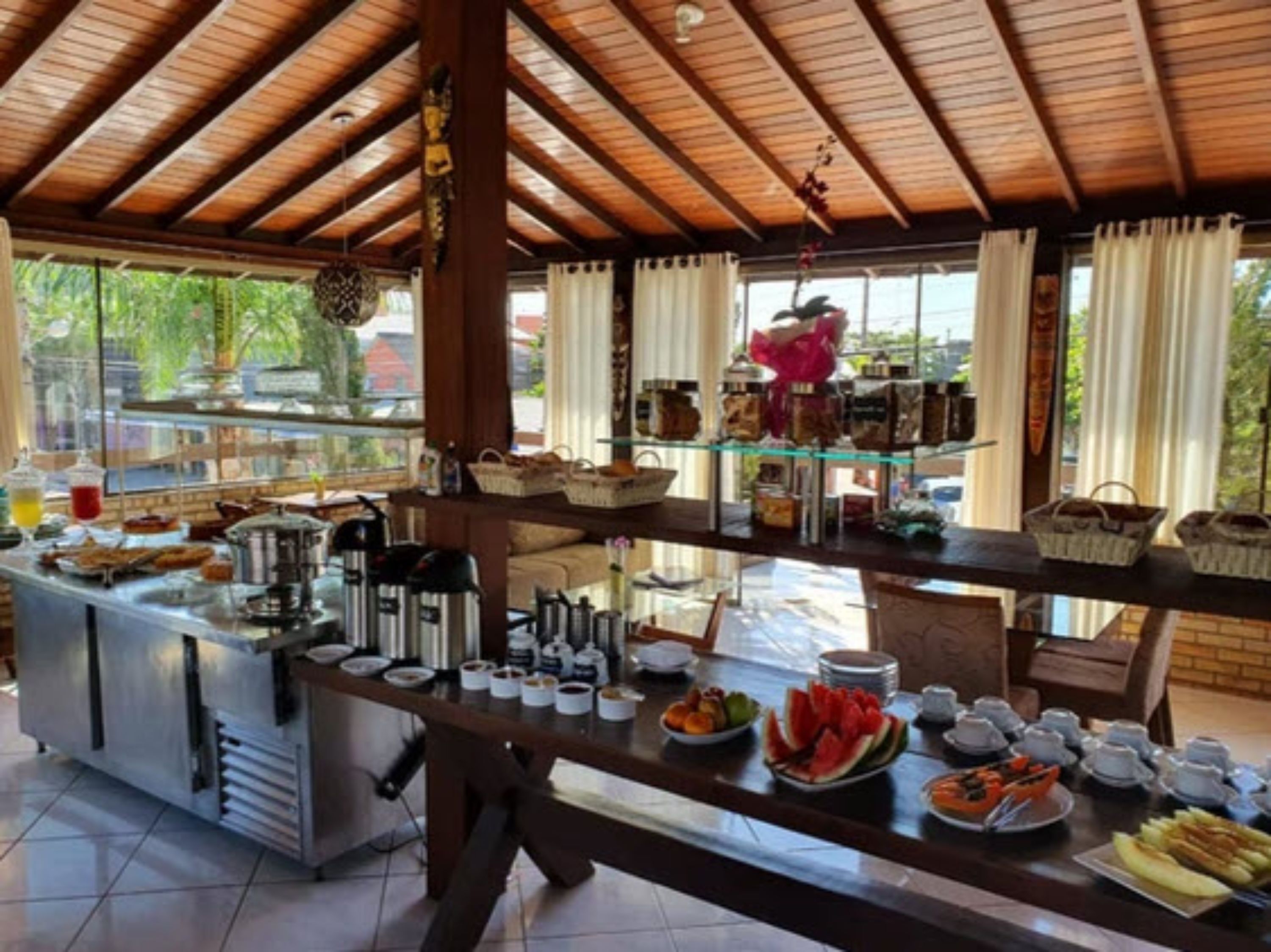 Café da manhã com buffet grátis todos os dias