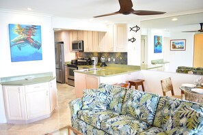 Een smart-tv, boeken en een stereo