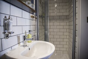 Superior Double Room, Ensuite | Bathroom - Church House Inn (Kingsbridge)