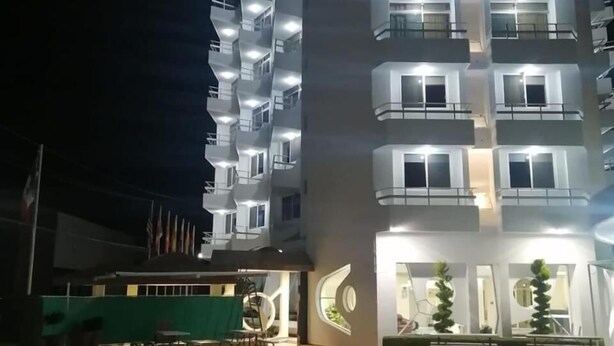Un hôtel à plusieurs étages doté de balcons, d’une piscine et d’un espace paysager.