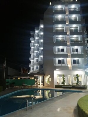 Una piscina al aire libre