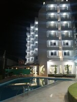 Una piscina al aire libre