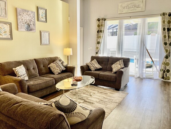 Flat-screen TV, DVD player, table football, books - Orlando Mags den Luxury Vacation Home with pool (Davenport)