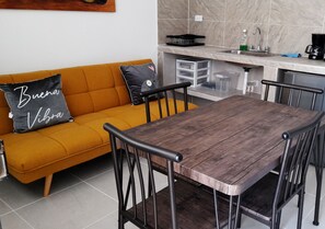 Estudio junior, 1 cama de matrimonio | Zona de estar | Smart TV de 32 pulgadas con canales por cable, una televisión