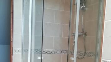 Apartamento | Banheiro | Chuveiro, secador de cabelo, toalhas de banho