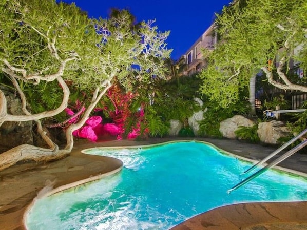 Una piscina al aire libre, una piscina climatizada