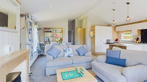 Ein gemütliches Wohnzimmer mit einer Couch, einem Couchtisch und einem Bücherregal.