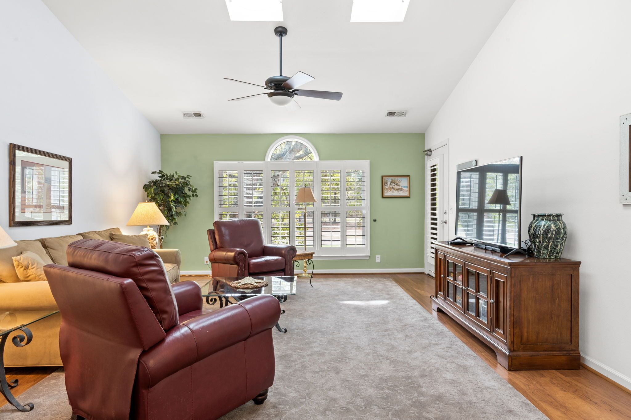 Pet-Friendly upstairs Villa at Sunset Beach