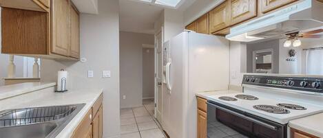 Frigorífico, microondas, horno y placa de cocina