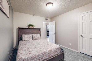 2 عدّة غرف نوم ومكتب ومكواة/لوح كي وواي فاي مجانًا