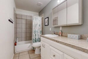 وحدات دش مع أحواض استحمام، مناشف، صابون، شامبو