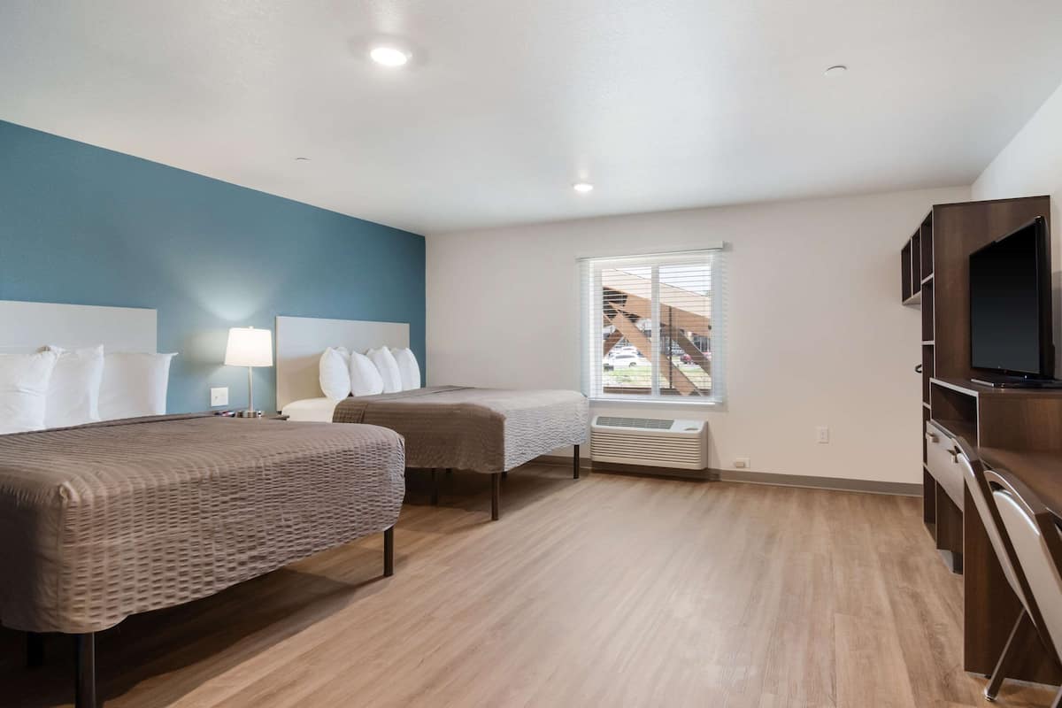 Quarto, 2 camas Queen, acessível, para não fumantes | Escrivaninha, espaço de trabalho para notebook, Wi-Fi de cortesia