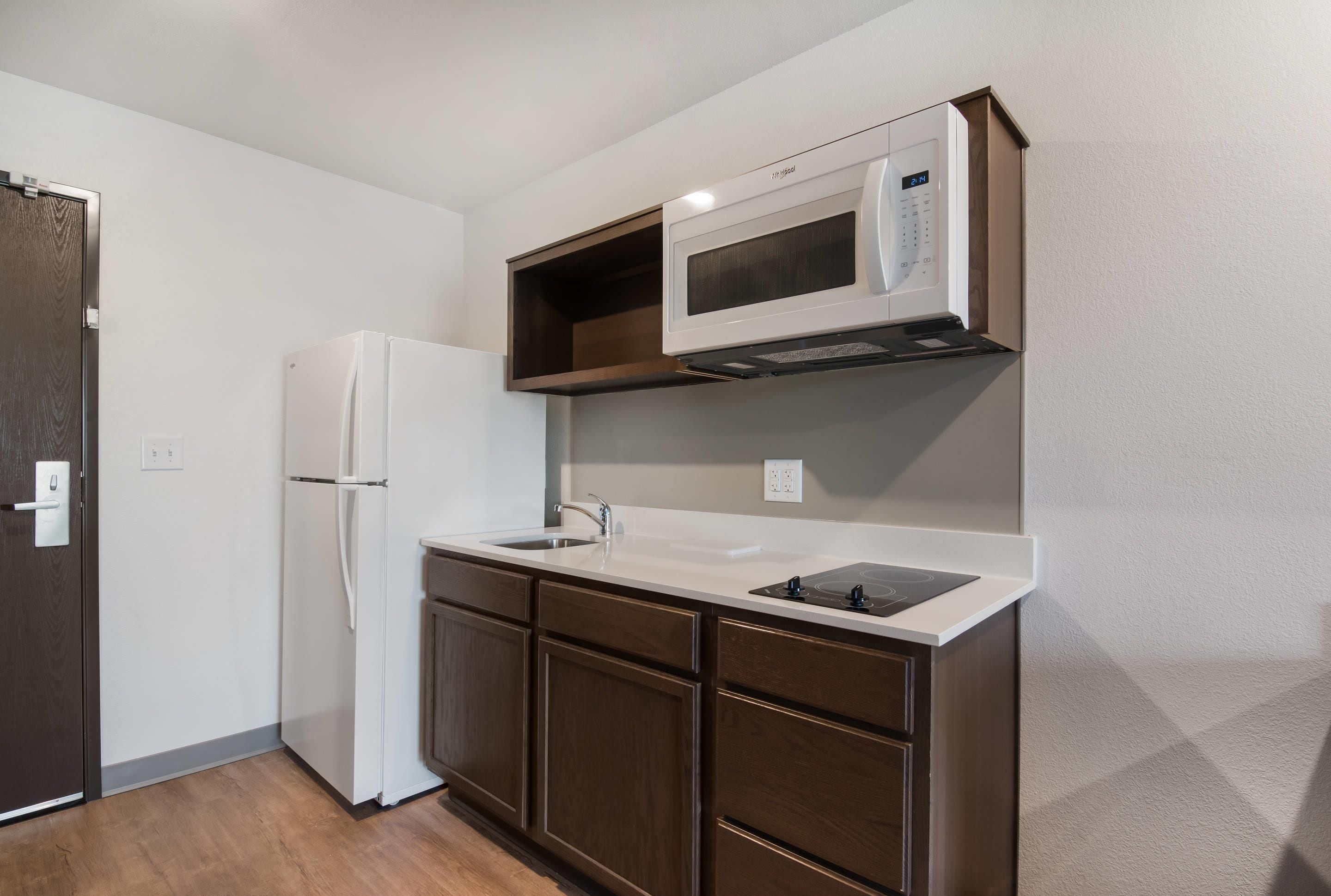 Desk, laptop workspace, WiFi (free), bed sheets