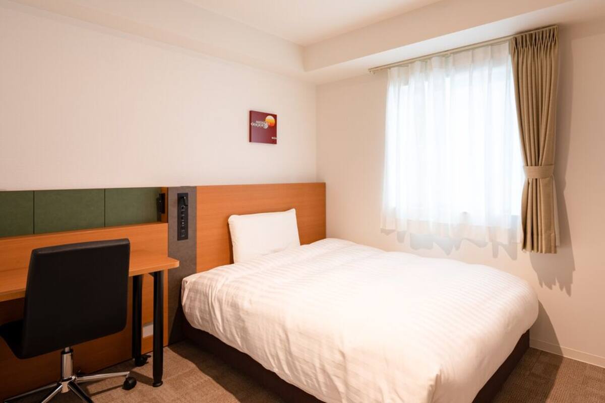 Ropa de cama de alta calidad, caja fuerte, escritorio