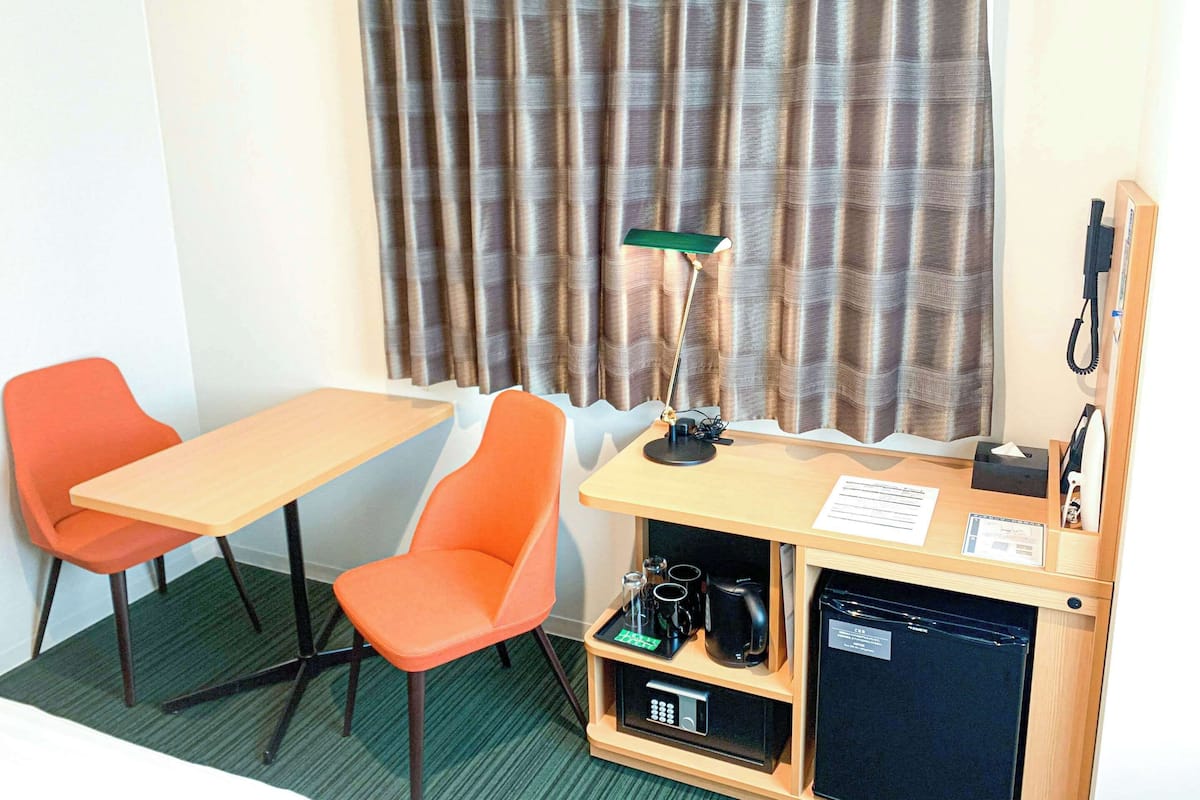 standard room, 2 single beds, non smoking | 1 bedroom, premium bedding, in-room safe, desk