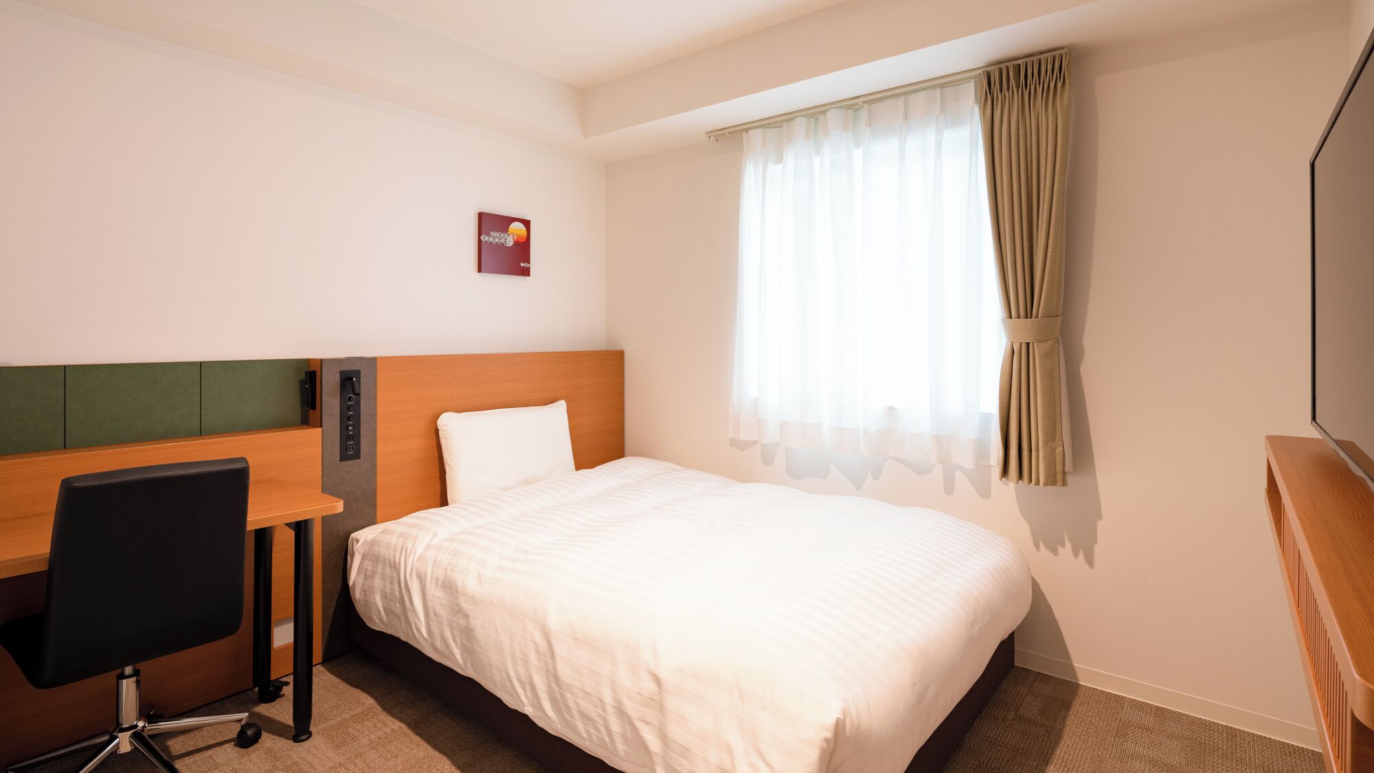 Premium bedding, in-room safe, desk, laptop workspace