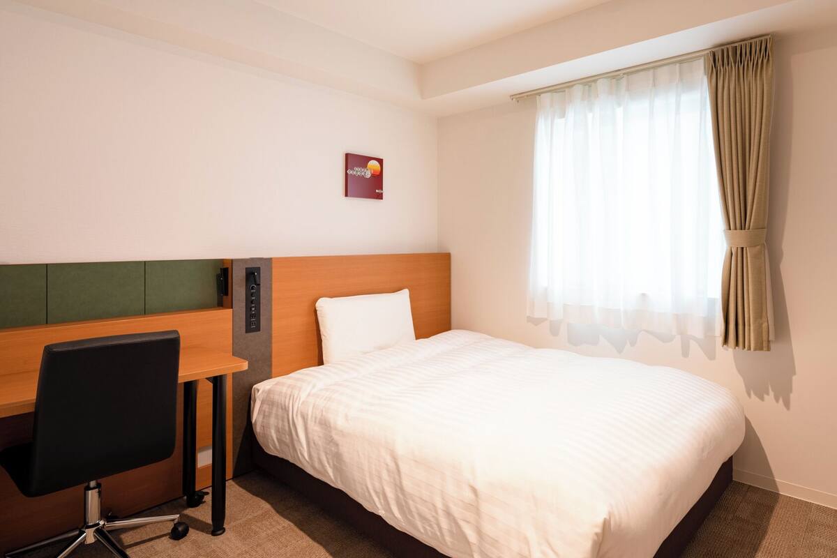 Ropa de cama de alta calidad, caja fuerte, escritorio