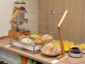 Ein reichhaltiges Buffet mit verschiedenen Speisen und Getränken.