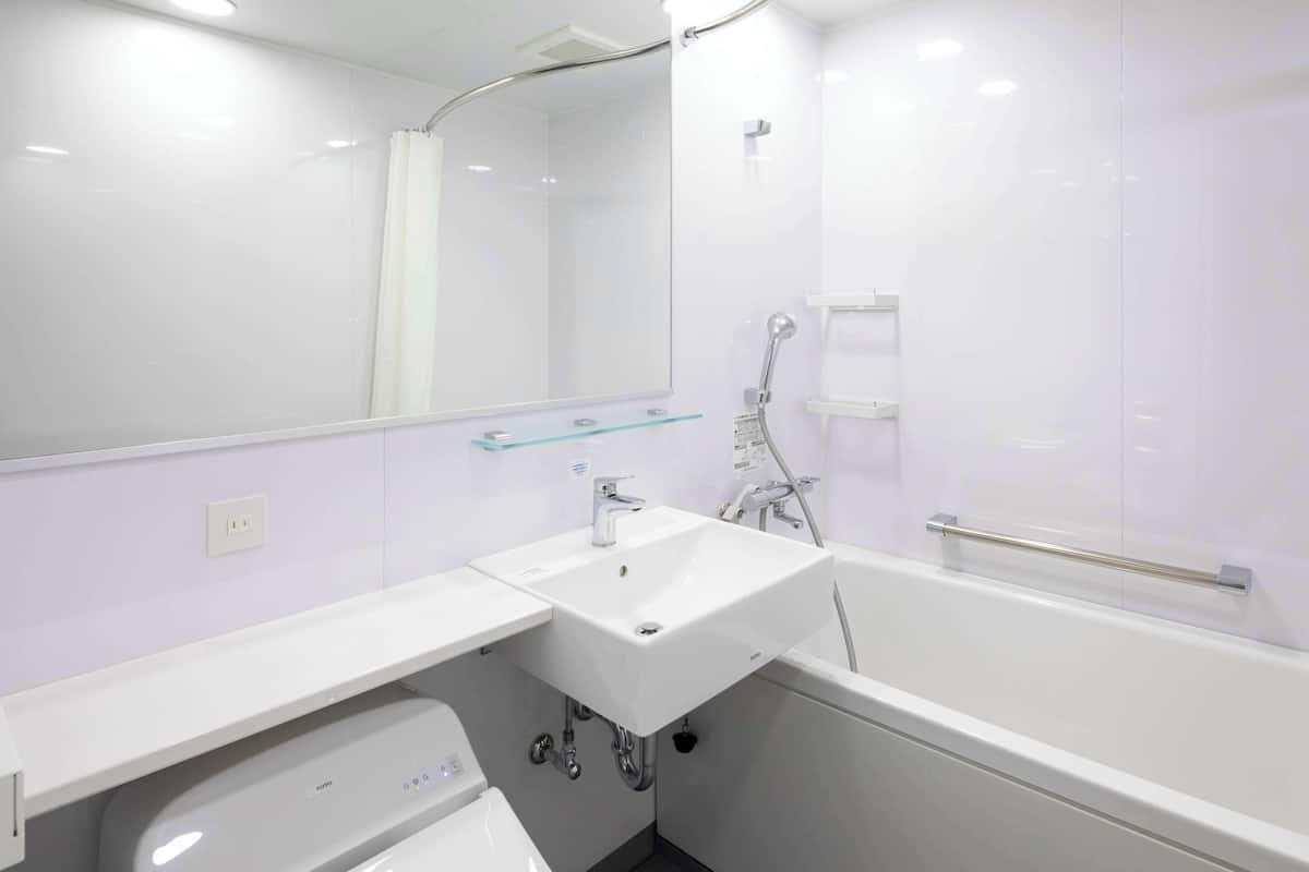 combined shower/bathtub, deep-soaking bathtub, free toiletries